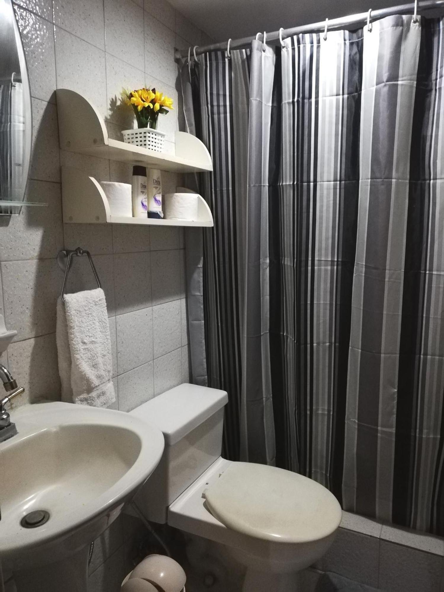 En Palos Grandes 4ta Av Habitación en casa particular Caracas