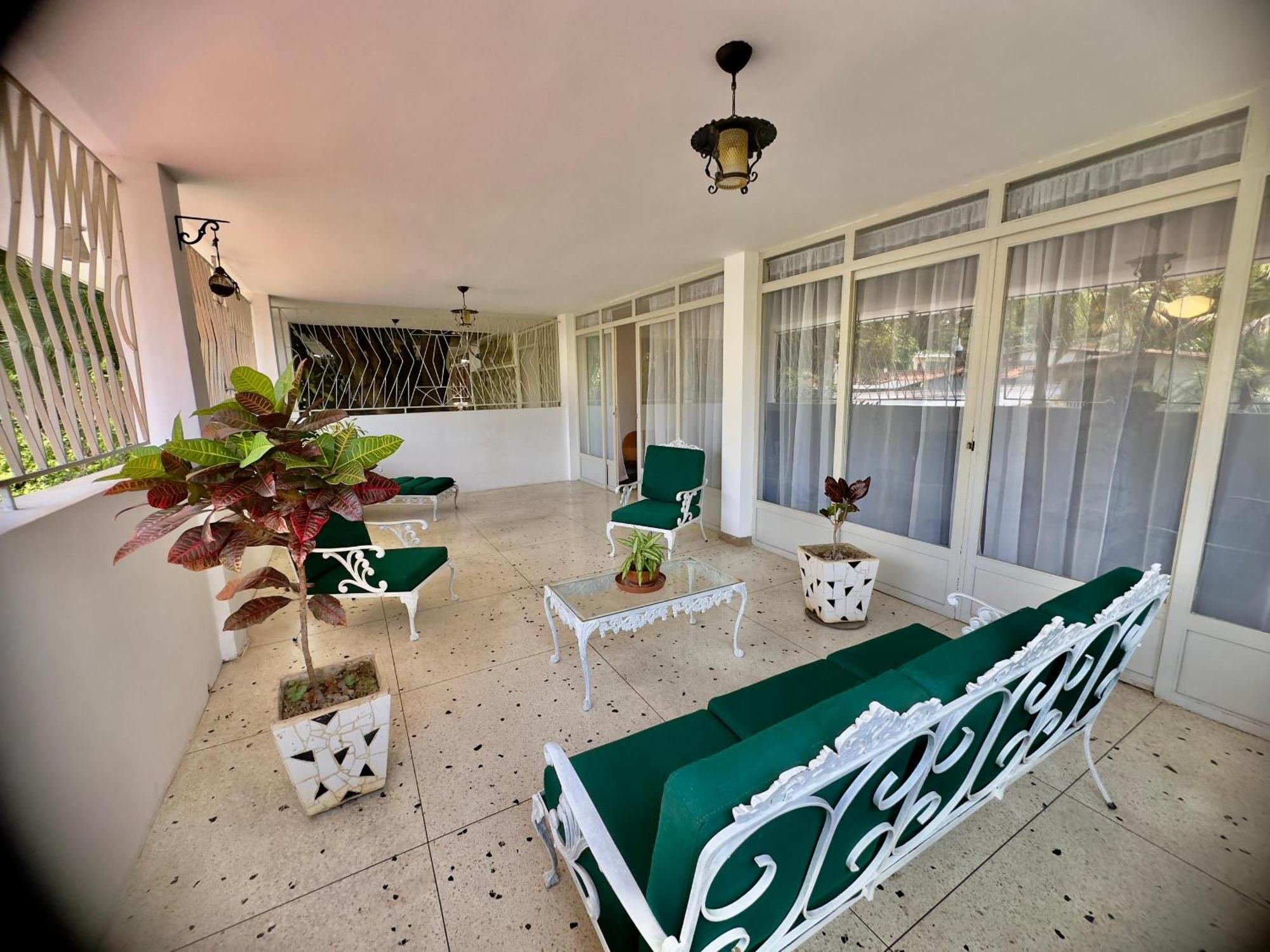 Unico En 3 Habitaciones, 3 Banos, Terrazas, Hamaca, Estacionamiento, Smartv, Wifi Y Decoracion Brutal Estilo Art Deco - Moderno