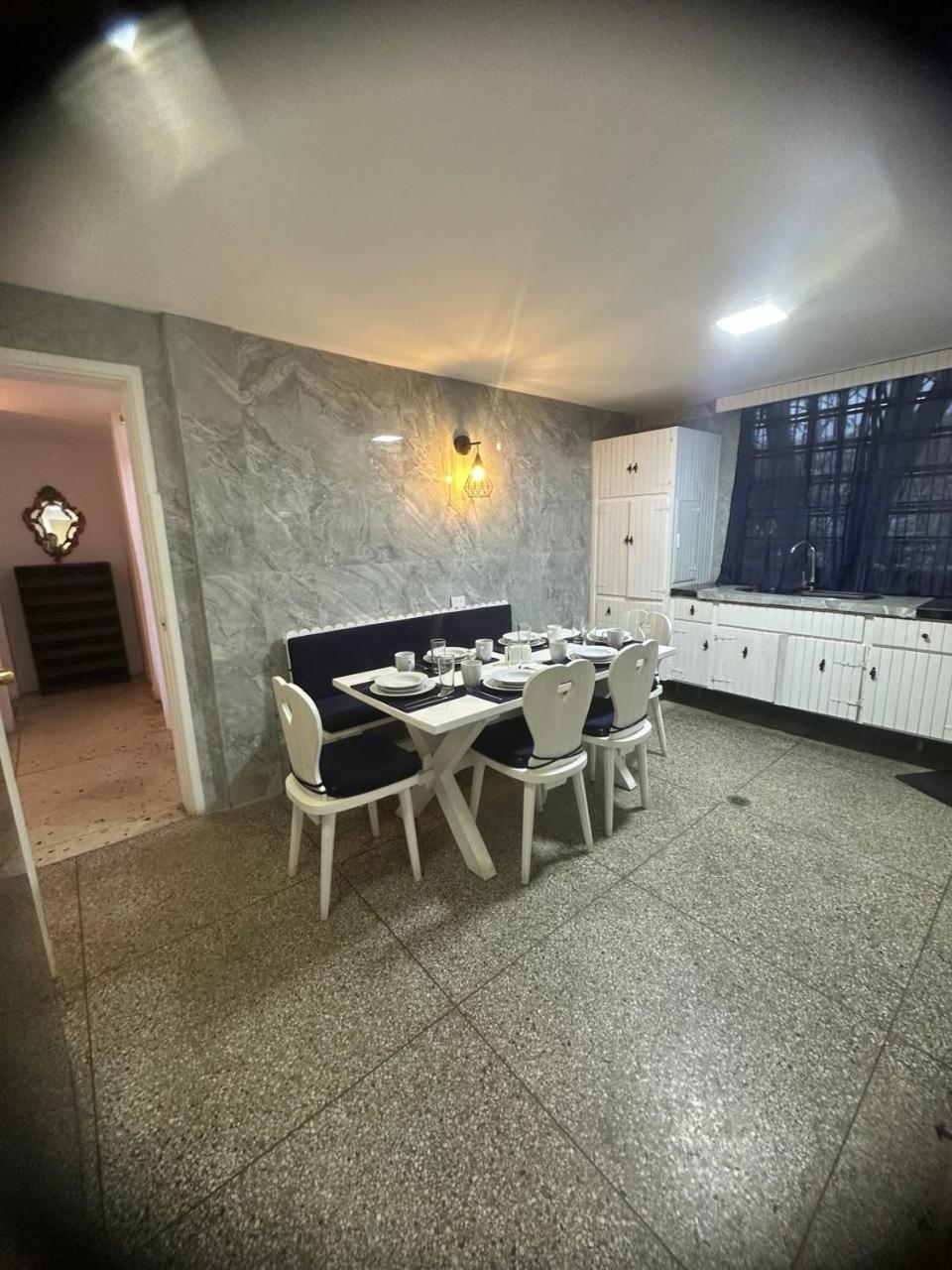 Apartamento Unico En 3 Habitaciones, 3 Banos, Terrazas, Hamaca, Estacionamiento, Smartv, Wifi Y Decoracion Brutal Estilo Art Deco - Moderno Caracas