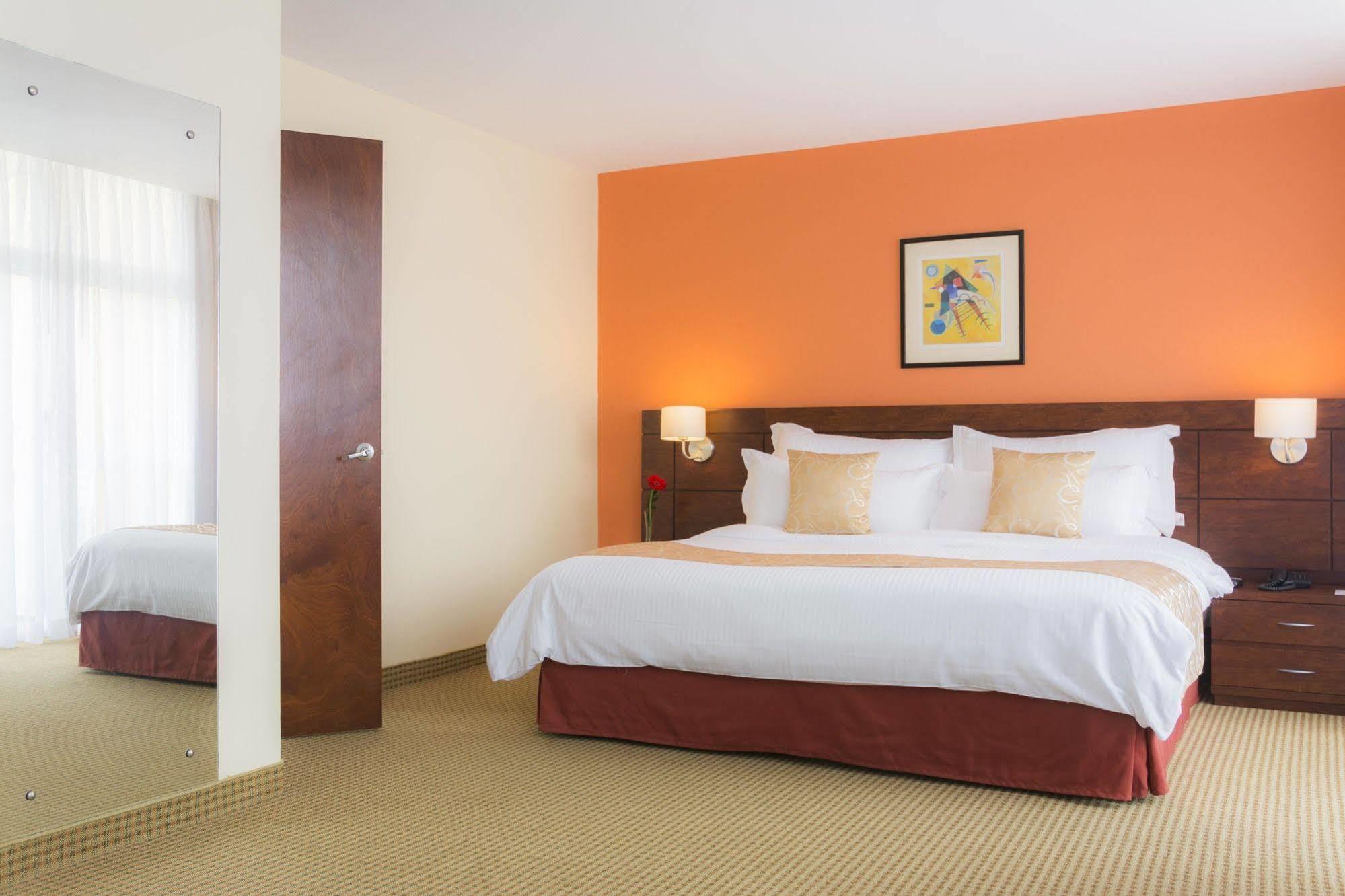 Continental Altamira Hotel 4*